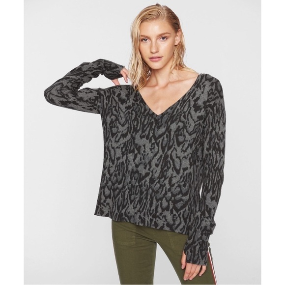 PAM & GELA Juicy Couture V Neck Cashmere Wool Sweater Size Small Black Leopard - Picture 3 of 15